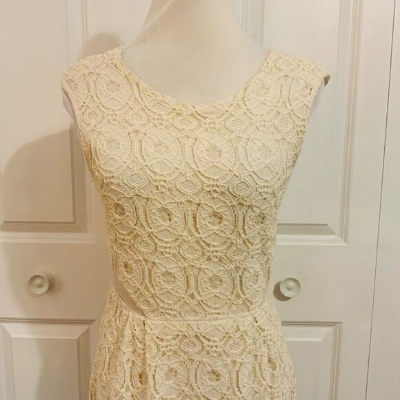Urban Outfitters Kimchi Blue Cream Medallion Lace Fit and Flare Dress Size 6 - Picture 4 of 13